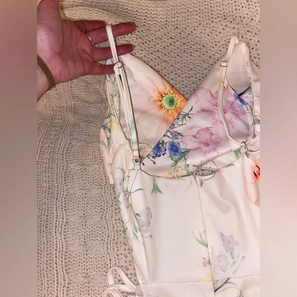 super cute floral dress with cutouts - Picture 7 of 9